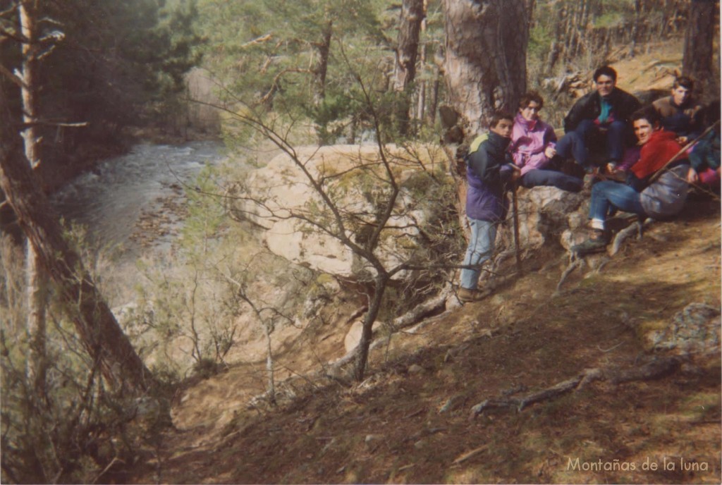 Rincones junto al Río Revinuesa. De izquierda a derecha: Cruz, Jesús "maño", Juanmi Murcia, Ramón, Juan "tripilla"